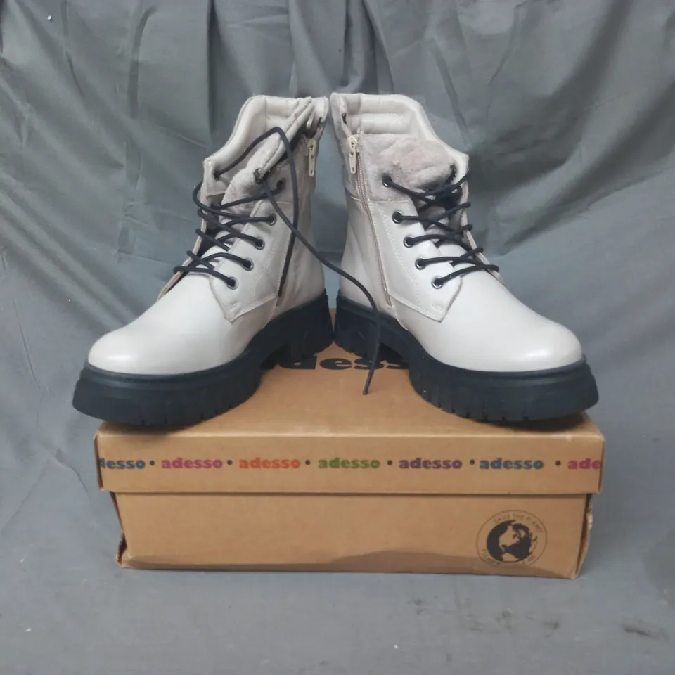 BOXED PAIR OF ADESSO BOOTS IN MINK SIZE 6