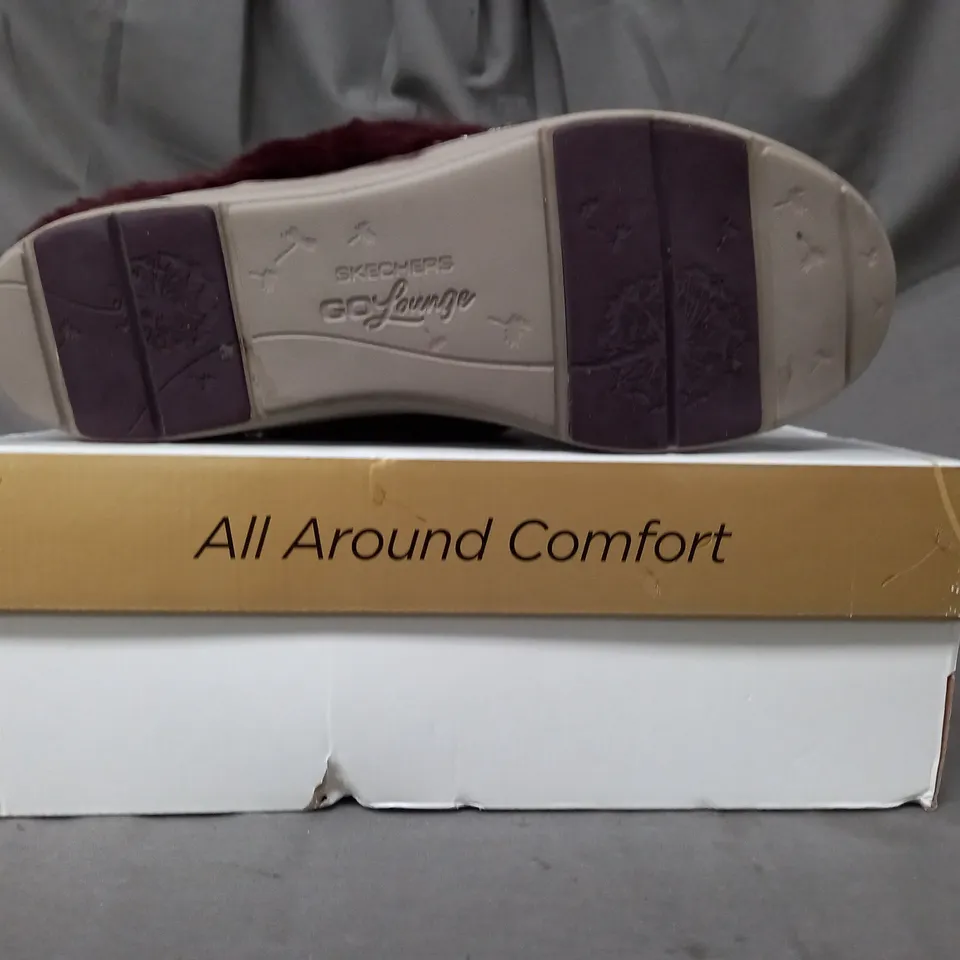 BOXED PAIR OF SKECHERS SLIPPERS IN BURGUNDY SIZE 8