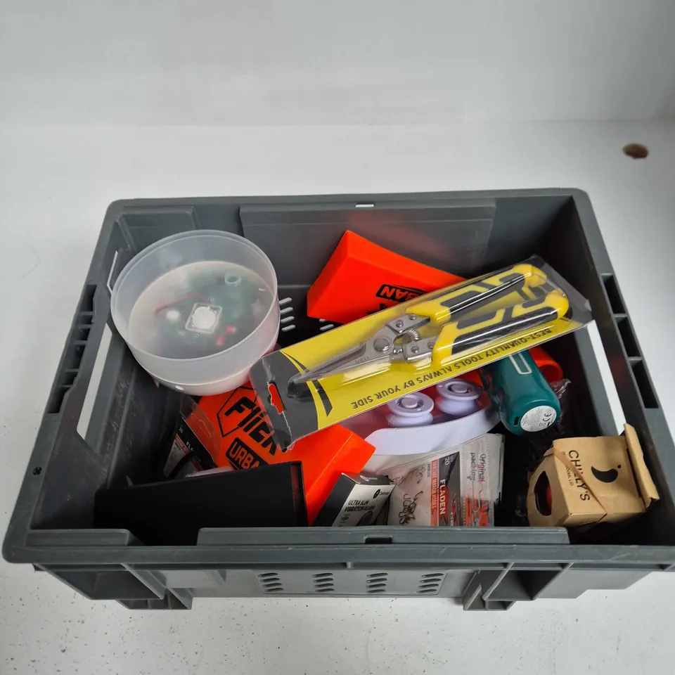 TOTE OF APPROXIMATELY 10 ASSORTED ITEMS INCLUDING A CHILLYS BOTTLE LID, AN ULTRA SLIM VIBRATION ALARM AND BELIBUY PORTABLE VACUUM CLEANER