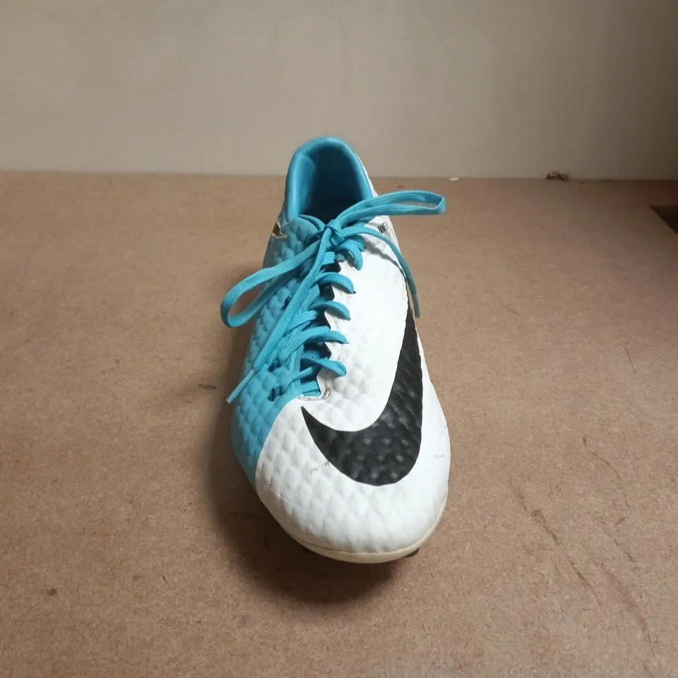 BOXED PAIR OF NIKE HYPERVENOM FOOTBALL BOOTS IN BLUE/WHITE SIZE UK 10
