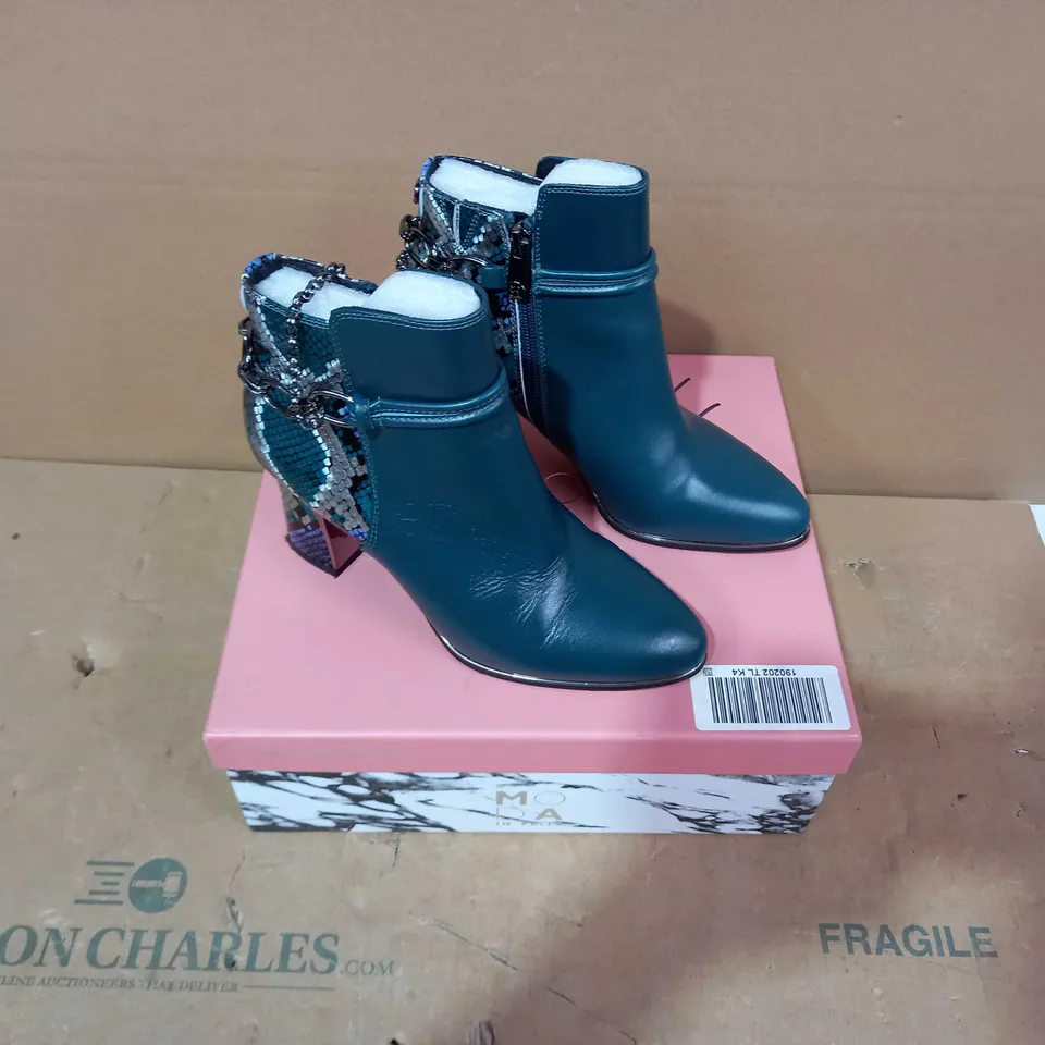 BOXED PAIR OF MODA IN PELLE GREEN SNAKE SKIN EFFECT BOOTS- SIZE 37