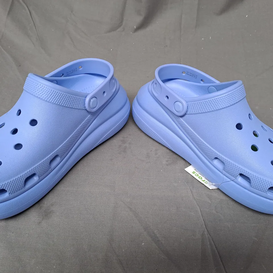 PAIR OF CROCS CLASSIC CRUSH CLOGS IN LILAC UK SIZE M6/W7