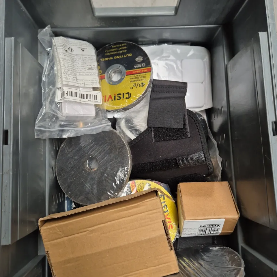 APPROXIMATELY 15 ASSORTED HOUSEHOLD ITEMS TO INCLUDE DUMBBELL, CHRISTMAS DECORATIONS AND PAINTBRUSHES