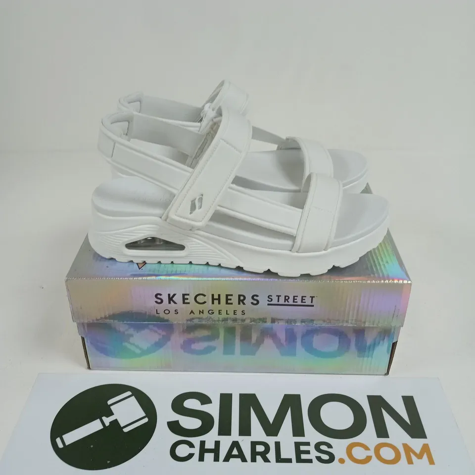 BOXED PAIR OF SKECHERS UNO SUMMER STAND 2 TRAINERS IN WHITE - UK 7