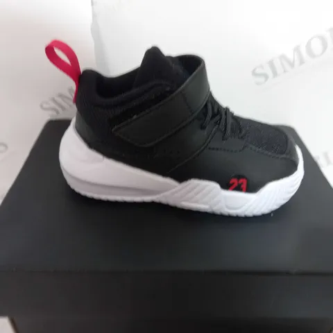 BOXED PAIR OF KIDS JORDAN STAY LOYAL 2 SIZE 5.5