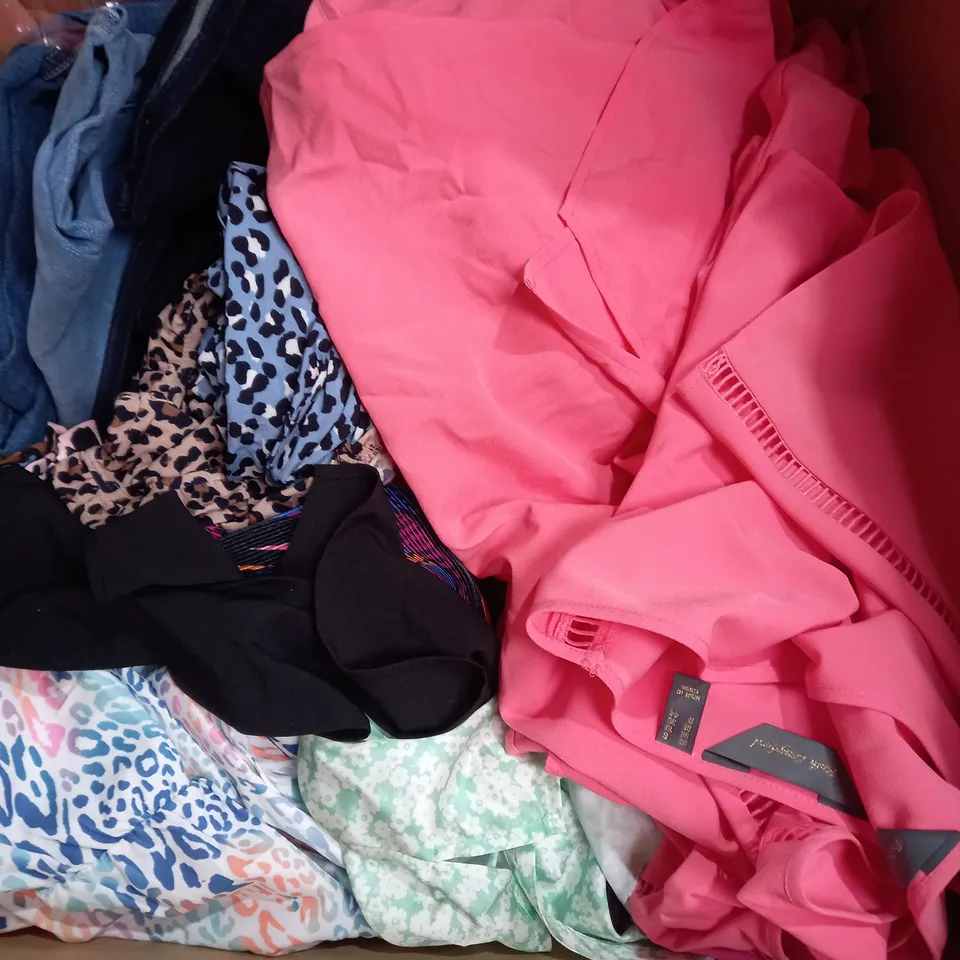BOX OF APPROX 20 ASSORTED CLOTHING ITEMS TO INCLUDE - JUMPERS - TOPS - TROUSERS ECT