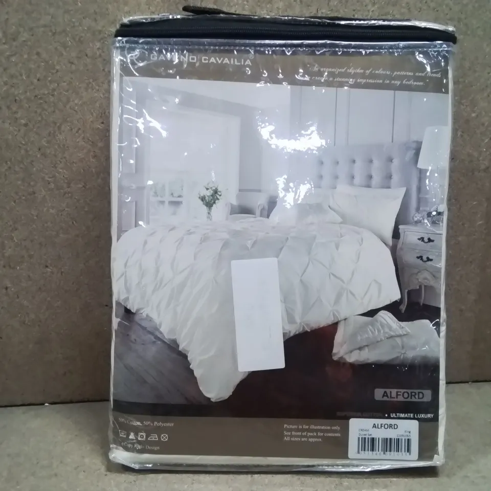 BRAND NEW GAVENO CAVAILIA KING DUVET SET (CREAM)