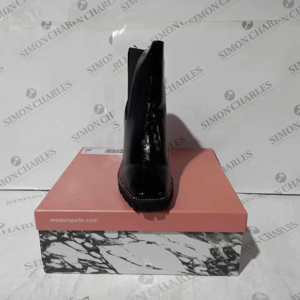 BOXED PAIR OF MODA LEXIIE BLACK PATENT BOOTS SIZE 7