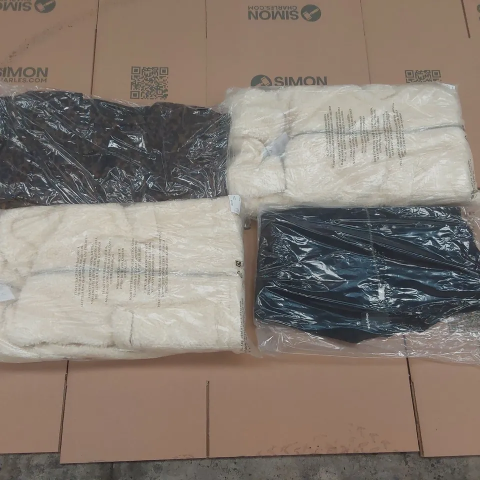 PALLET CONTAINING APPROXIMATELY 115x BRAND NEW ASSORTED DESIGNER CLOTHING ITEMS INCLUDING: SIMPLY BE JACKETS ECT