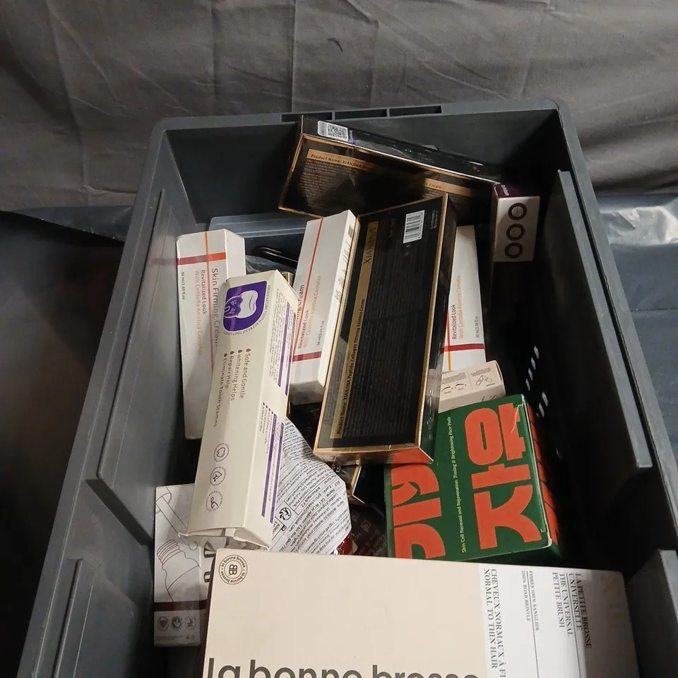 APPROXIMATELY 20 ASSORTED COSMETIC ITEMS TO INCLUDE HAIR BRUSH, SKIN CELL RENEWAL FACE PADS, TOOTHPASTE, DOUBLE ENDED EYE LINER, MULTI BALM ETC