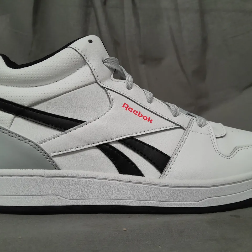 PAIR OF REEBOK HI-TOP TRAINERS IN WHITE/BLACK UK SIZE 5