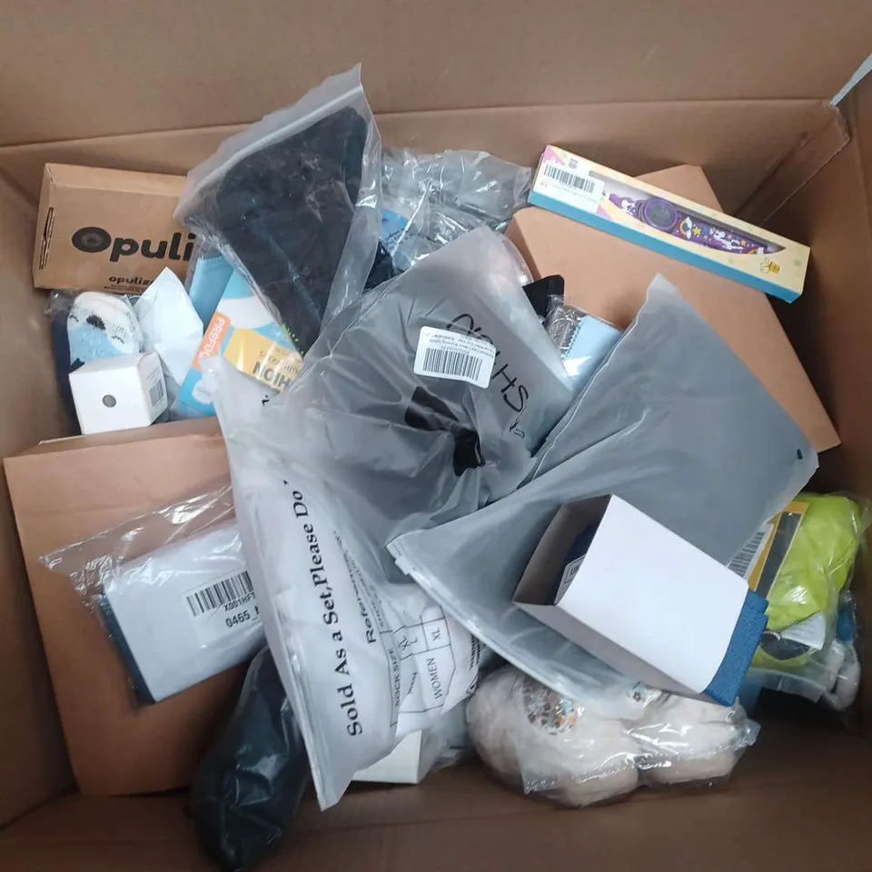 LARGE QUANTITY OF ASSORTED ITEMS TO INCLUDE INSOLES, WATCHES, CLOTHING, ETC - COLLECTION ONLY