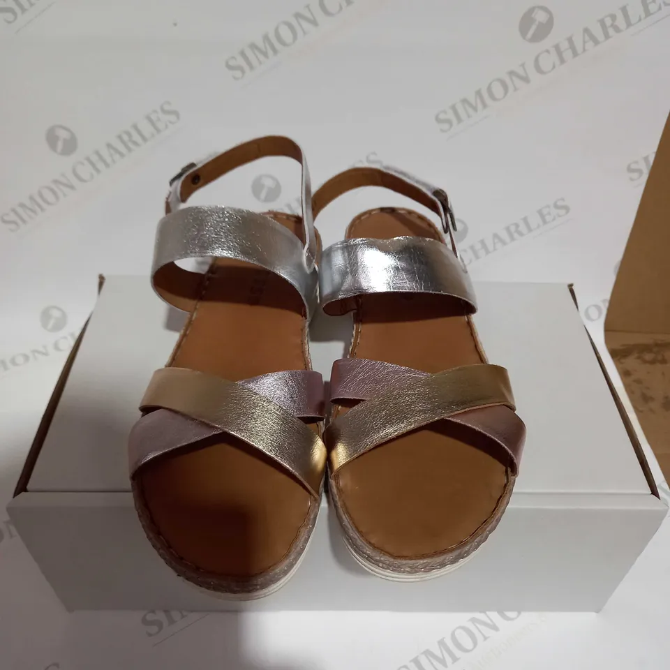 ADE SKYE LEATHER SANDAL - SIZE 7