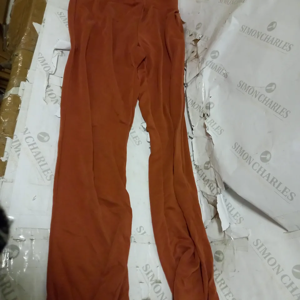 LOT OF APPROXIMATELY 5 ASSORTED CLOTHING ITEMS