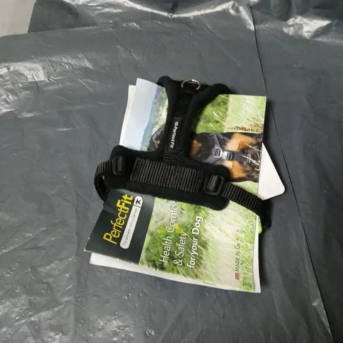 BOX OF APPROXIMATELY 12 ASSORTED HOUSEHOLD ITEMS INCLUDING PERFECT FIT DOG HARNESS , FROST CADDY PIPING BAG AND SECURITY LIGHT 