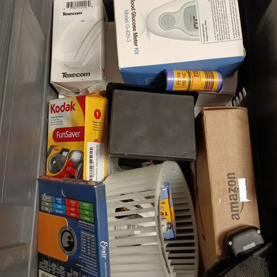 APPROXIMATELY 10 ASSORTED ELECTRICAL PRODUCTS TO INCLUDE WIFI CAMERA, GO PRO REMOTE, INSTANT CAMERA ETC 