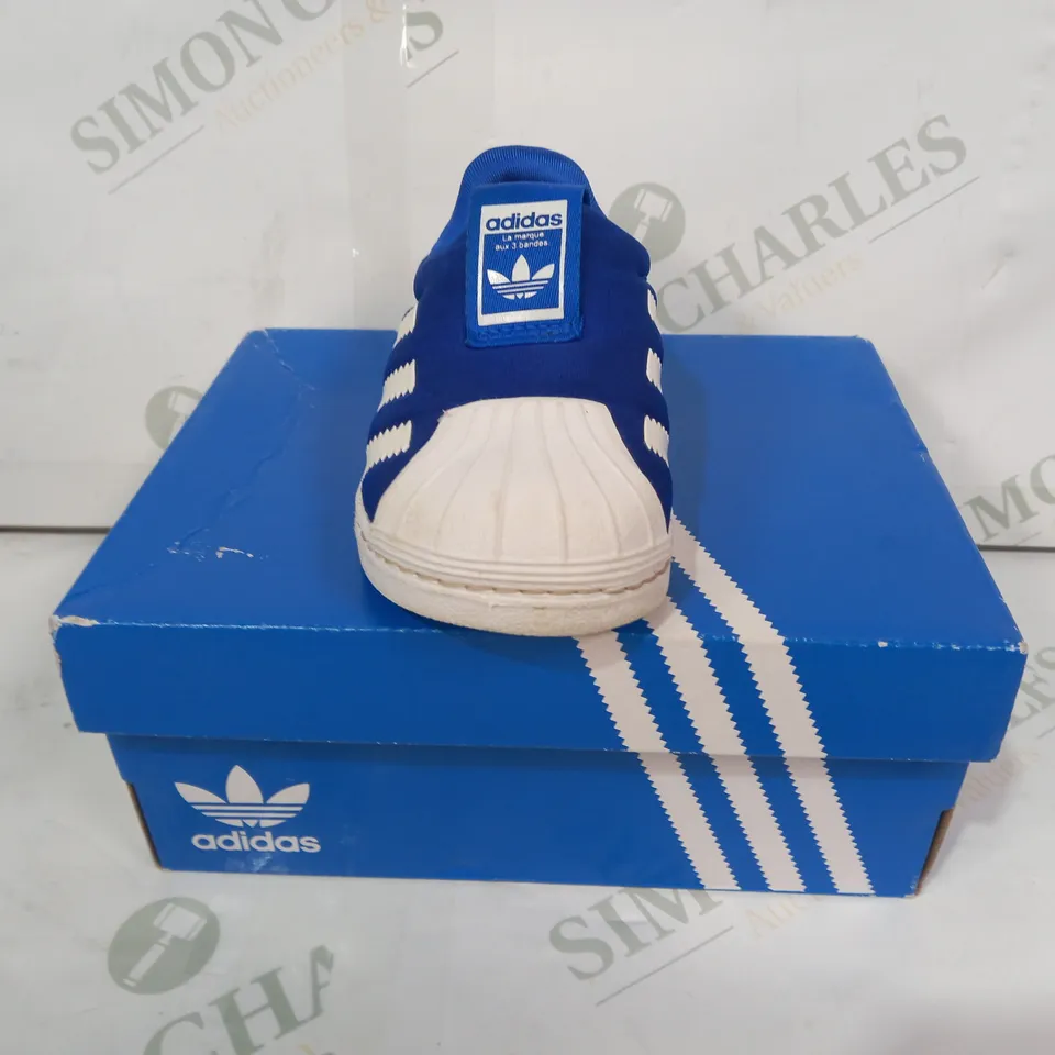 BOXED PAIR OF ADIDAS SUPERSTAR KIDS SHOES IN BLUE/WHITE UK SIZE 4