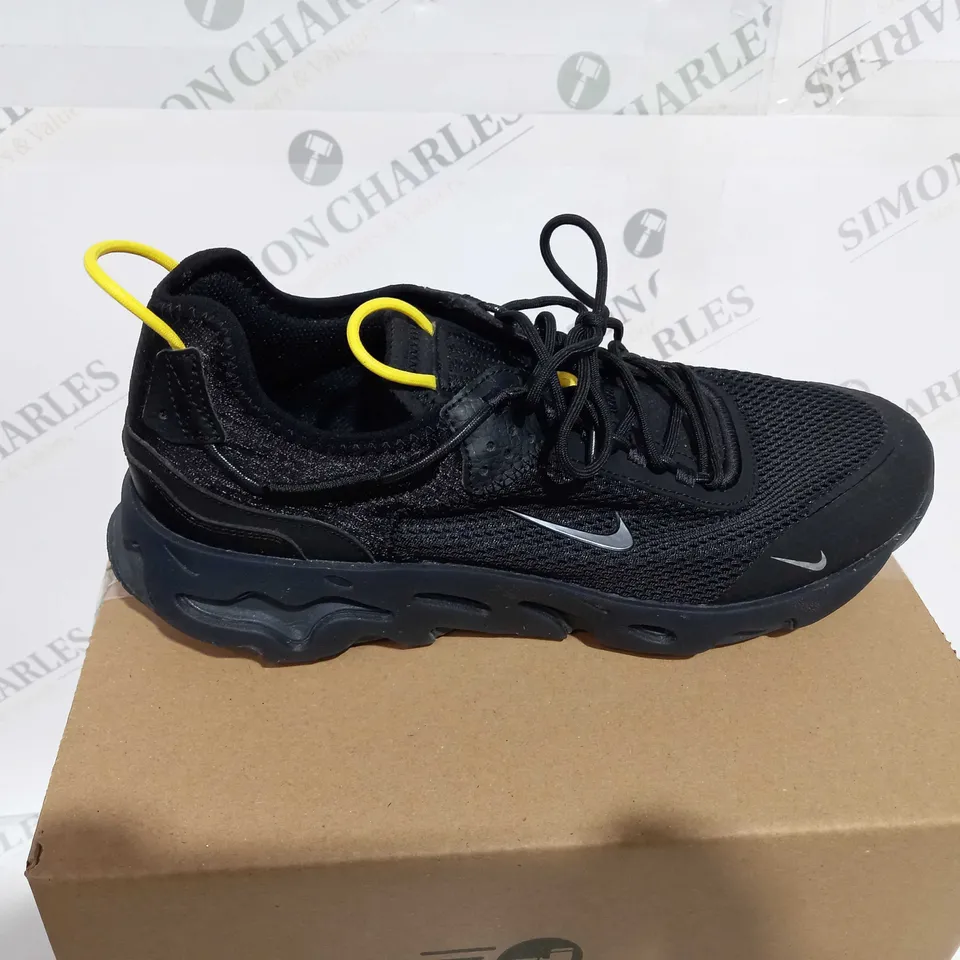 BOXED NIKE LACED TRAINING SHOES IN BLACK - UK SIZE 9