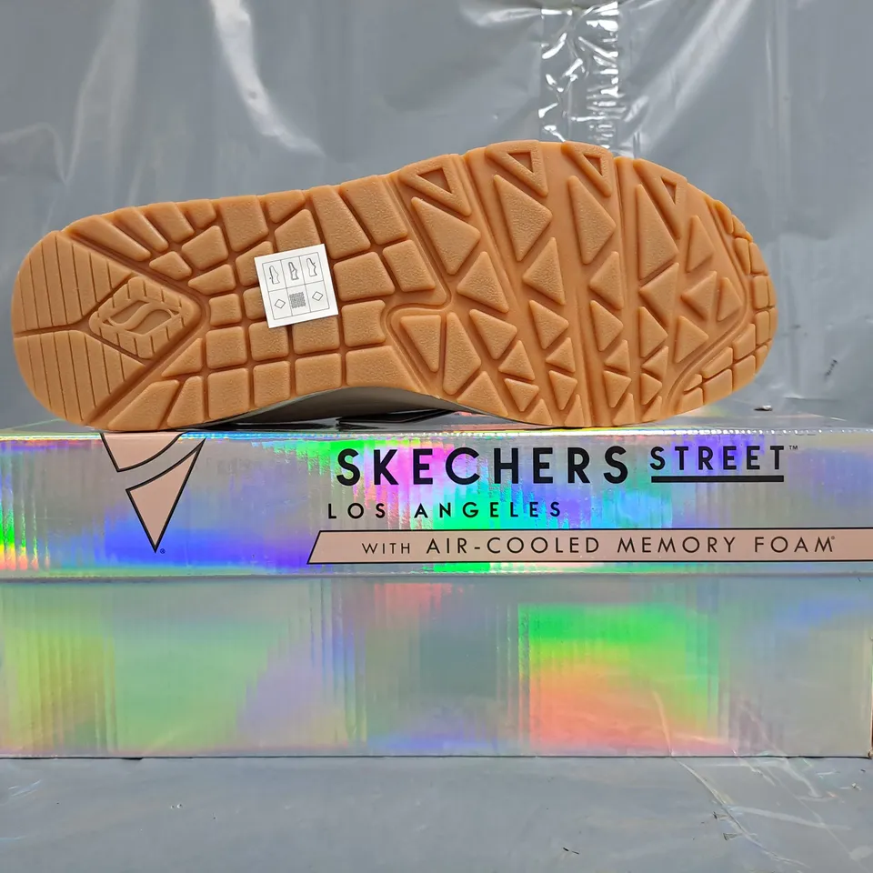BOXED PAIR OF SKECHERS WOMEN'S SHOES IN PALE PINK/ROSE GOLD SIZE UK 7