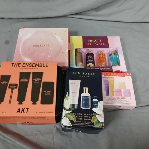FIVE ASSORTED COSMETIC GIFT SETS TO INCLUDE; TED BAKER, AKT, BIOSSANCE AND SO...