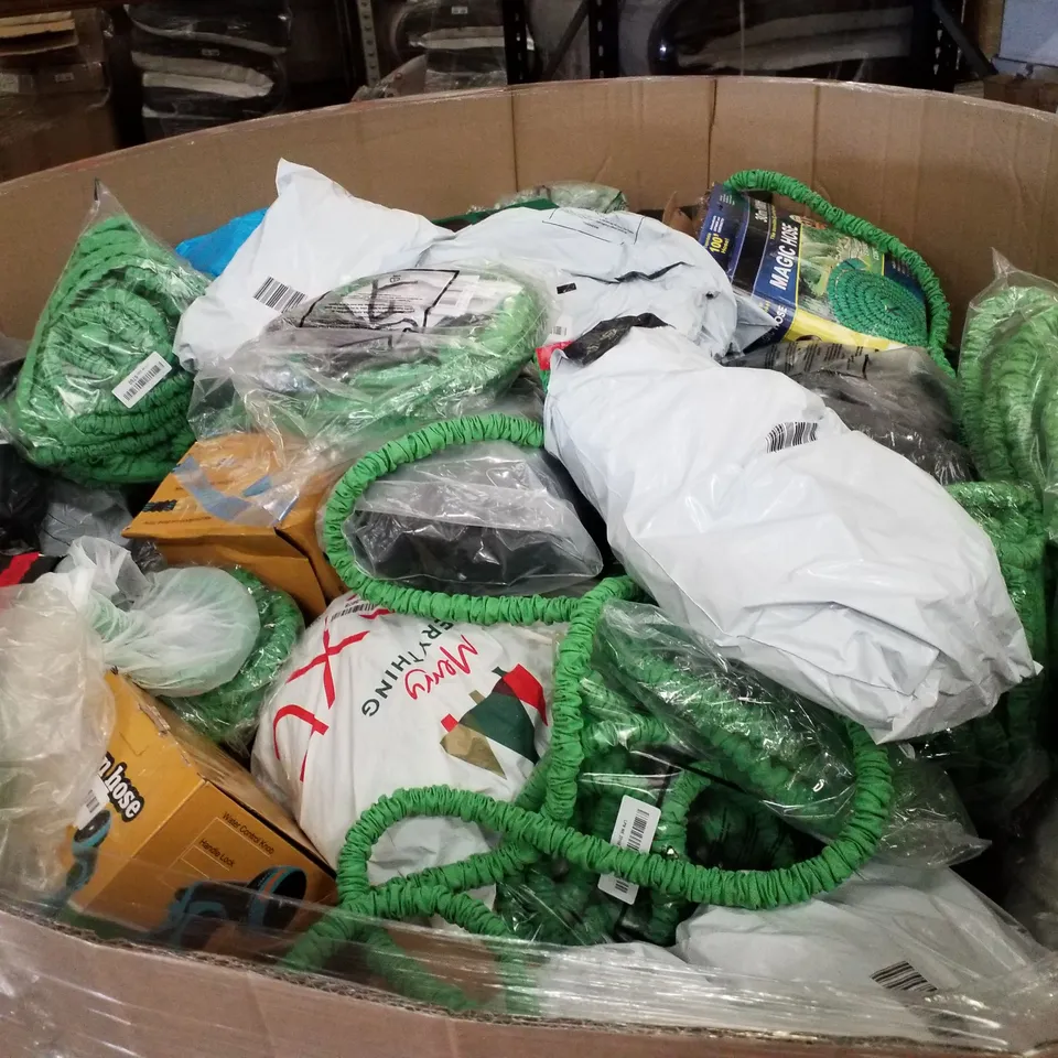 PALLET CONTAINING ASSORTED GARDEN HOSES