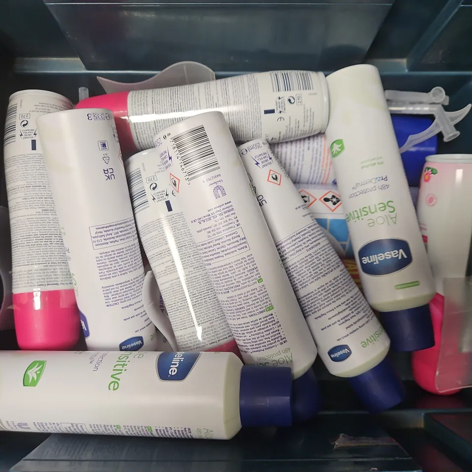 APPROXIMATELY 12 ASSORTED AEROSOLS TO INCLUDE EXPANDING FOAM POLYFILLA, VASELINE ALOE SENSITIVE, VEET SILKY FRESH SPRAY ON, ETC - COLLECTION ONLY