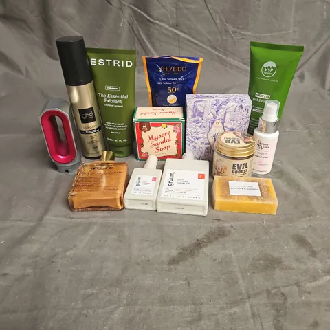 APPROXIMATELY 20 ASSORTED HEALTH & BEAUTY PRODUCTS TO INCLUDE - ESTRID EXFOLIANT - NUXE MULTI PURPOSE DRY OIL - SHISEIDO SUNCARE STICK - ETC