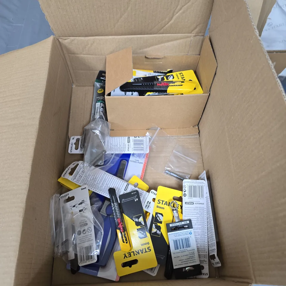 ASSORTED STANLEY TOOLS & ACCESSORIES IN BOX (BLADES, GLUE) BOX OF ASSORTED DIY ACCESSORIES OF A LARGE QUANTITY .