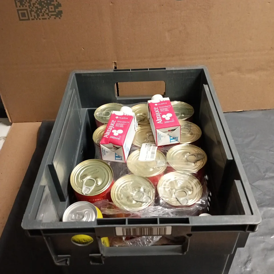 TOTE OF APPROXIMATELY 14 ASSORTED FOOD AND DRINK ITEMS TO INCLUDE FANTA LEMON, AMAZON CHOPPED TOMATOES ETC