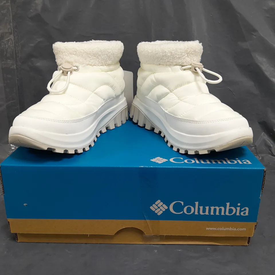 BOXED PAIR OF COLOMBIA WOMEN'S SNOWTROT SHORTY BOOTS IN WHITE SIZE UK 7