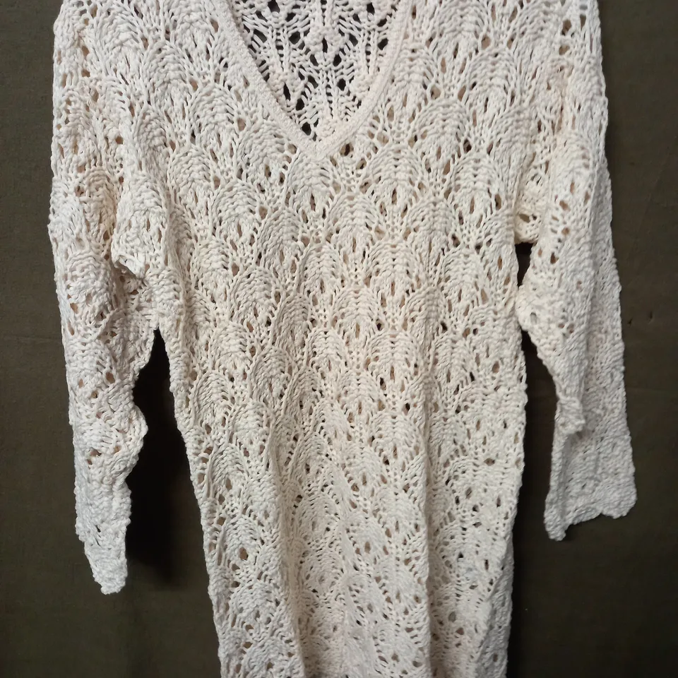 LOT OF 18 AS NEW KNITTED V-NECK JUMPERS IN ECRU - ALL 1