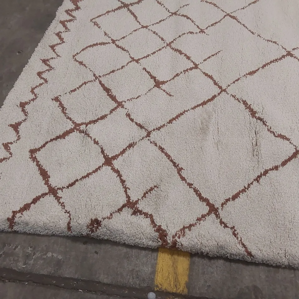 QUALITY DESIGNER AREA RUG - APPROXIMATELY 290 x 200cm