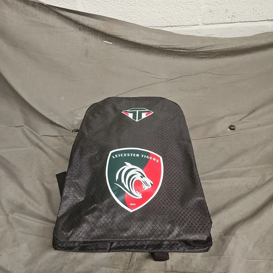 LEICESTER TIGERS SET: RUCK SACK,  2 LARGE T SHIRTS, LARGE SHORTS ETC