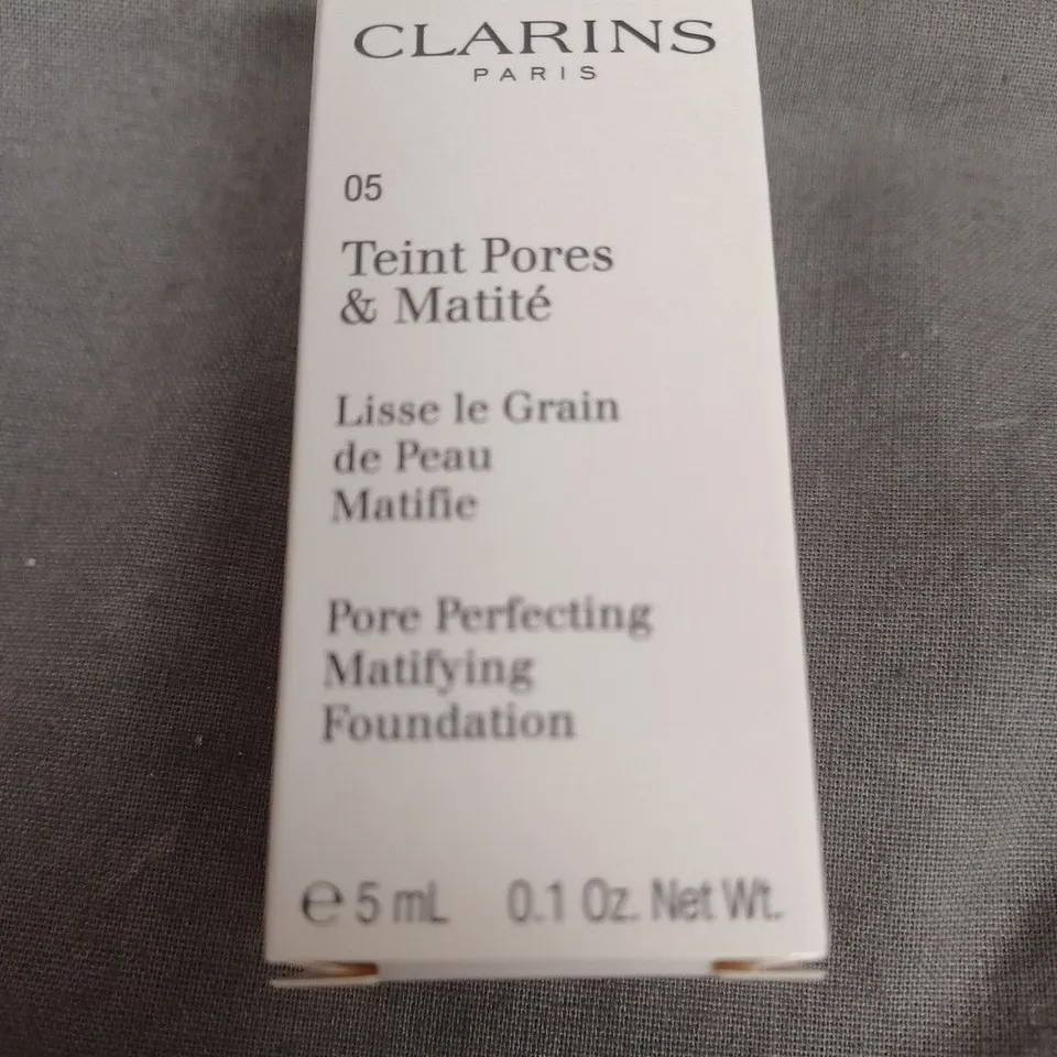 APPROXIMATELY 80 CLARINS PARIS 05 PORE PERFECTING MATIFYING FOUNDATION 5ML 