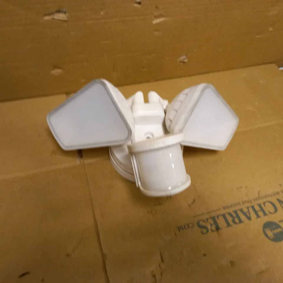 TRIPLE HEAD WHITE SPOTLIGHT 