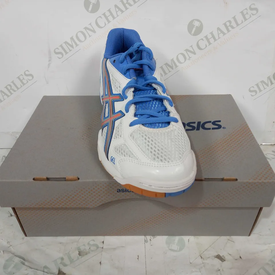 BOXED PAIR OF GEL-FLARE 5 TRAINERS IN WHITE/BLUE/ORANGE EU SIZE 37.5