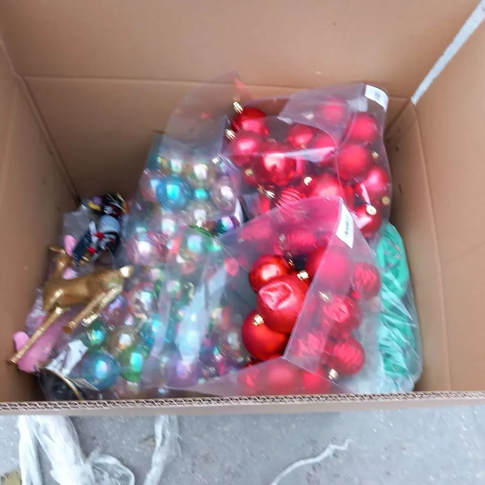 LARGE QUANTITY OF ASSORTED CHRISTMAS DECORATIONS 