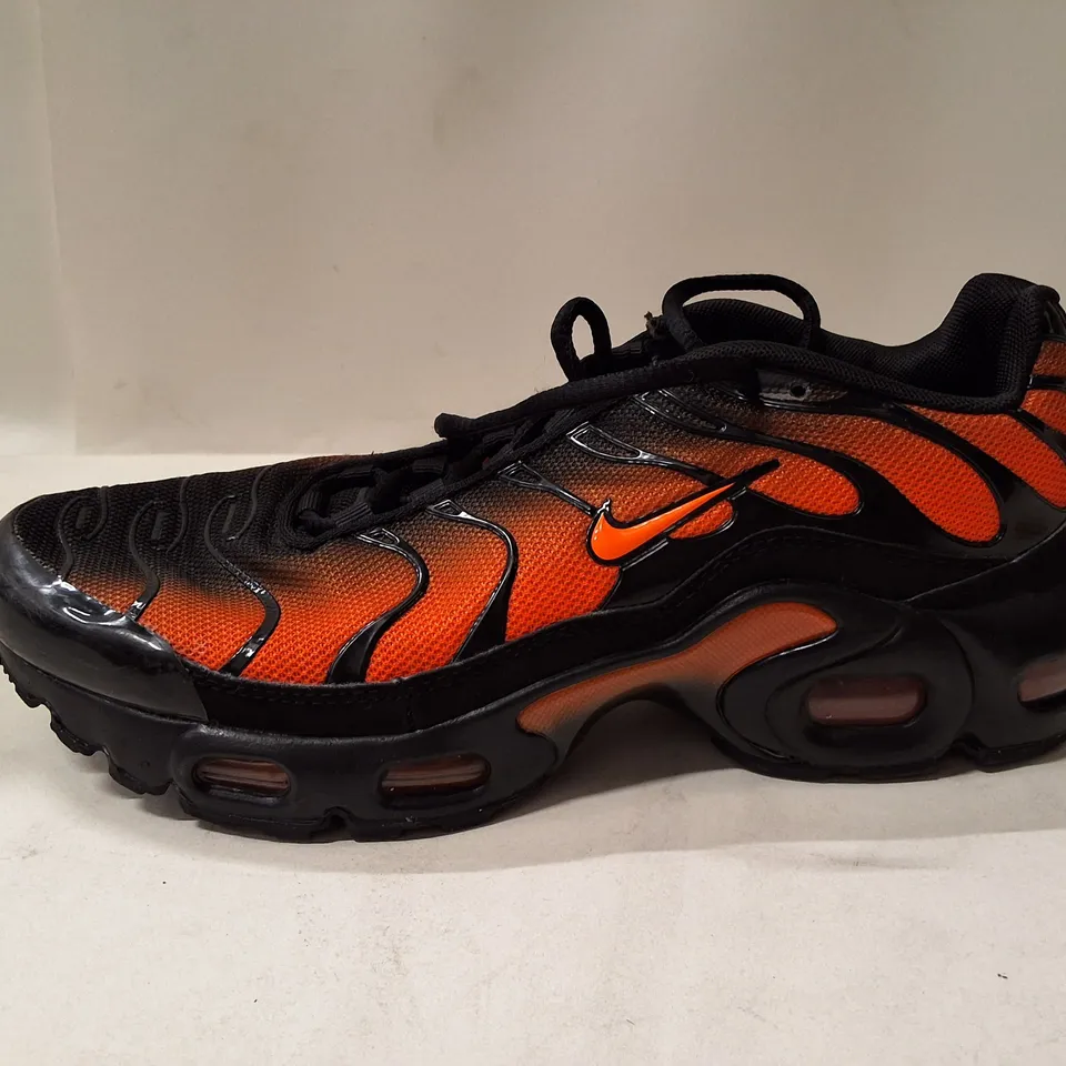 NIKE YOUTH RUNNING SHOES – UK 5.5 (US 6Y) ORANGE/BLACK