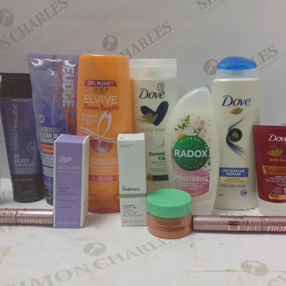 LOT OF APPROX 12 ASSORTED BEAUTY PRODUCTS TO INCLUDE L'OREAL ELVIVE CONDITIONER, DOVE SHAMPOO, MATRIX SO SILVER MASK, ETC 