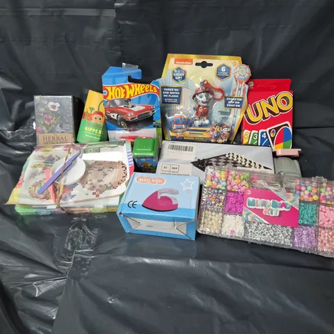 APPROXIMATELY 15 ASSORTED TOYS & GAMES TO INCLUDE MIXED BEADS SET, THE HERBAL ASTROLOGY POCKET ORACLE, PAW PATROL BAG CLIP ROCKY, ETC