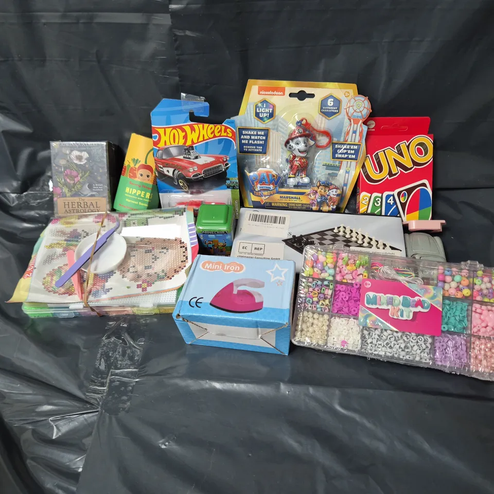 APPROXIMATELY 15 ASSORTED TOYS & GAMES TO INCLUDE MIXED BEADS SET, THE HERBAL ASTROLOGY POCKET ORACLE, PAW PATROL BAG CLIP ROCKY, ETC