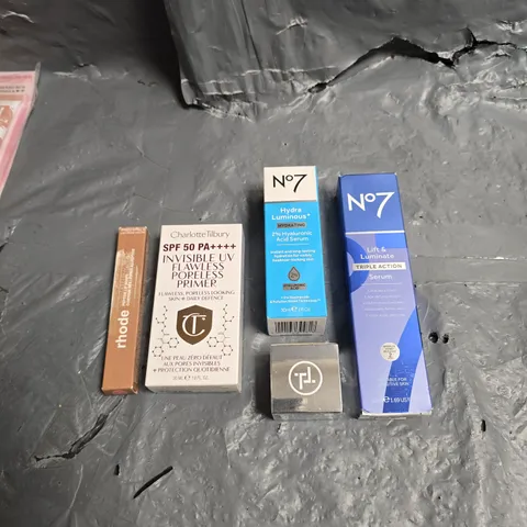 LOT OF 5 ASSORTED COSMETIC PRODUCTS TO INCLUDE - N07 LIFT & LUMINATE SERUM - CHARLOTTE TILBURY UV PORELESS PRIMER - TRINNY LONDON T-POT - ETC