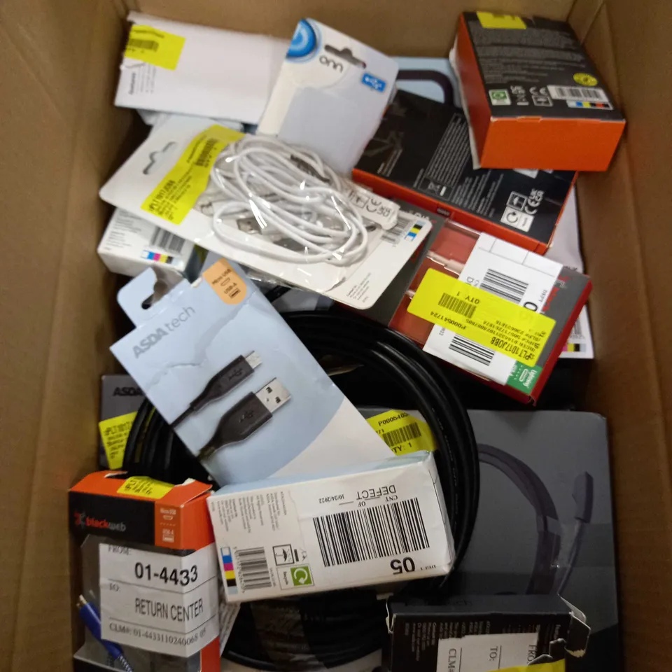 LOT OF APPROXIMATELY 20 ELECTRICAL ITEMS TO INCLUDE PORTABLE AM/FM RADIO, UNIVERSAL REMOTE, PORTABLE DVD WRITER ETC