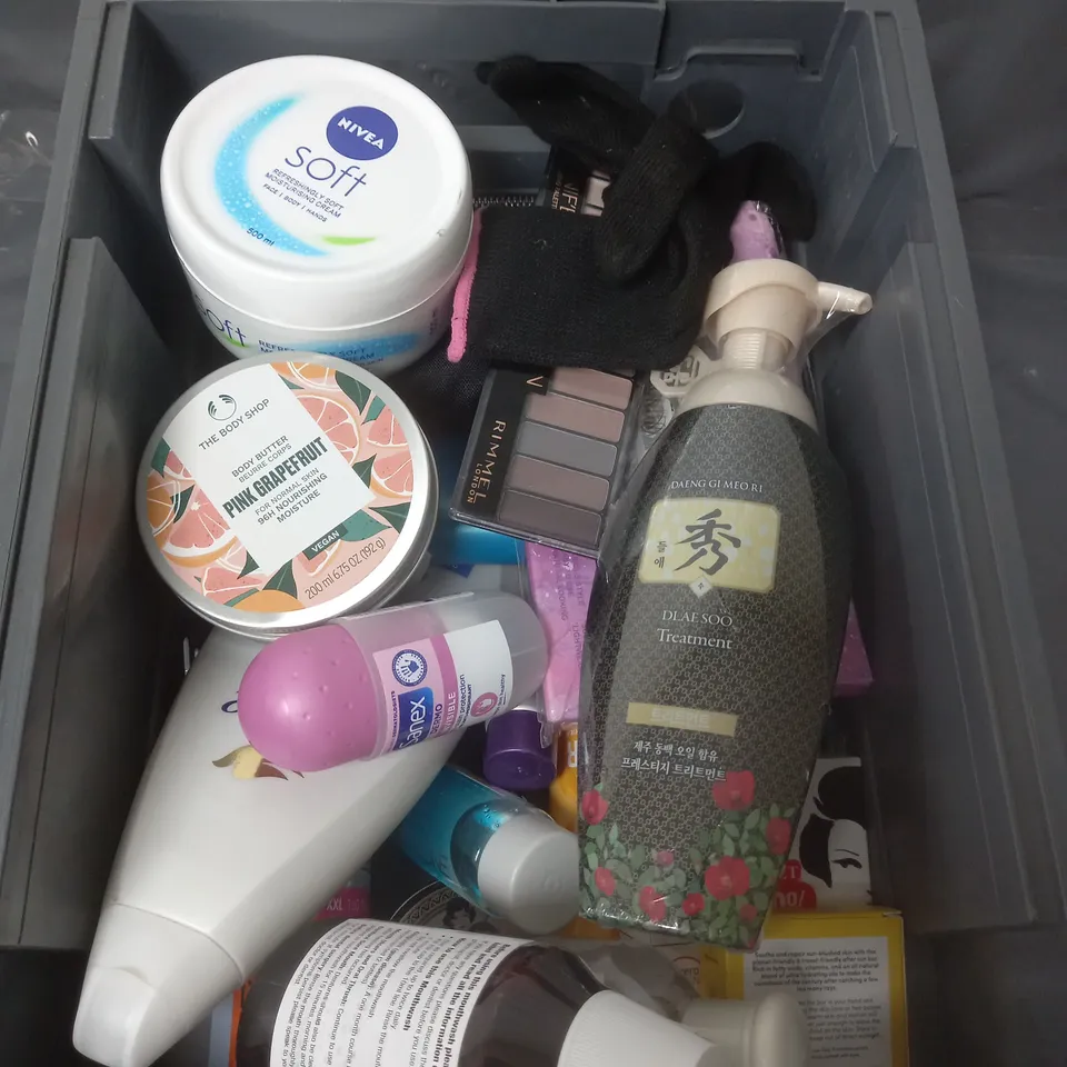APPROXIMATELY 20 ASSORTED COSMETIC PRODUCTS. TO INCLUDE RIMMEL EYESHADOW PALETTE, MOUTHWASH AND NIVEA BODY CREAM