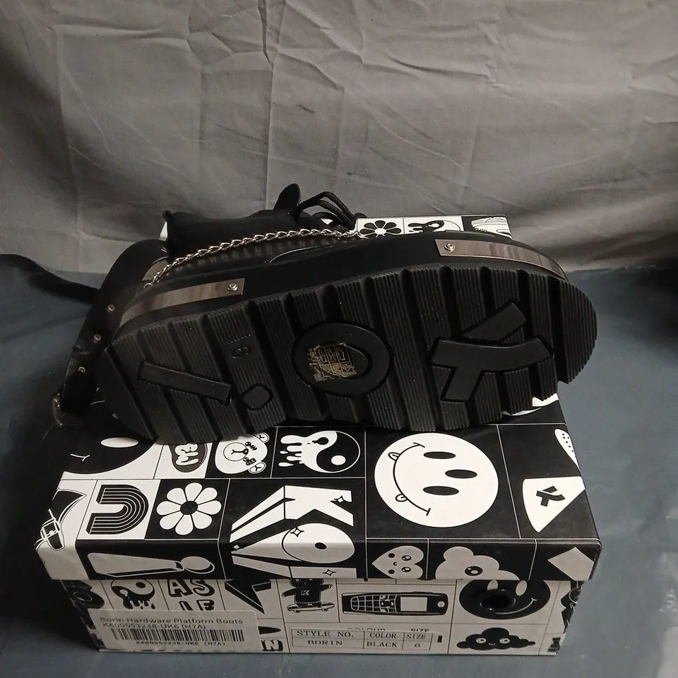 KOI BORIN BLACK LEATHER COMBAT BOOTS WITH CHROME TOE CAP AND CHAIN DETAIL, UK 6