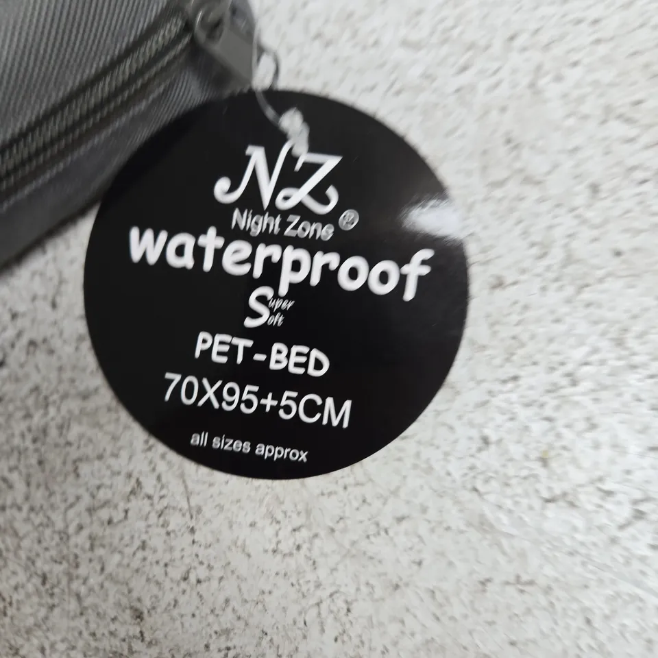 NIGHT ZONE WATERPROOF PET BED – GREY, 70X95 CM (+5 CM)