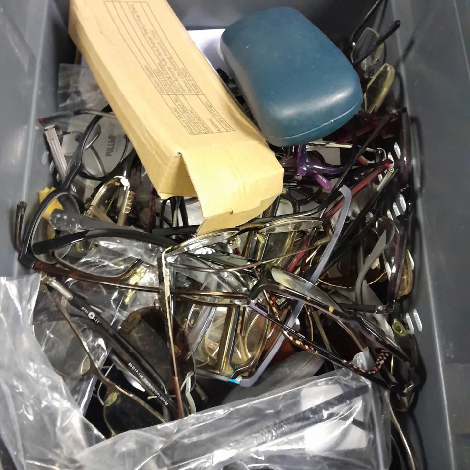 LARGE ASSORTMENT OF VARIOUS SPECTACLES & SUNGLASSES