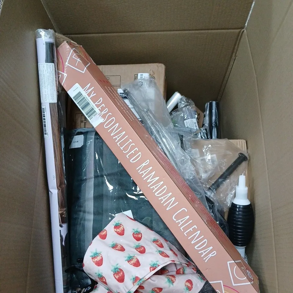BOX OF APPROXIMATELY 20 ASSORTED HOUSEHOLD ITEMS TO INCLUDE TEA TOWELS, AIR PUMP, SELF STIRRING LATTE CUP, WINDOW INSULATION KIT ETC