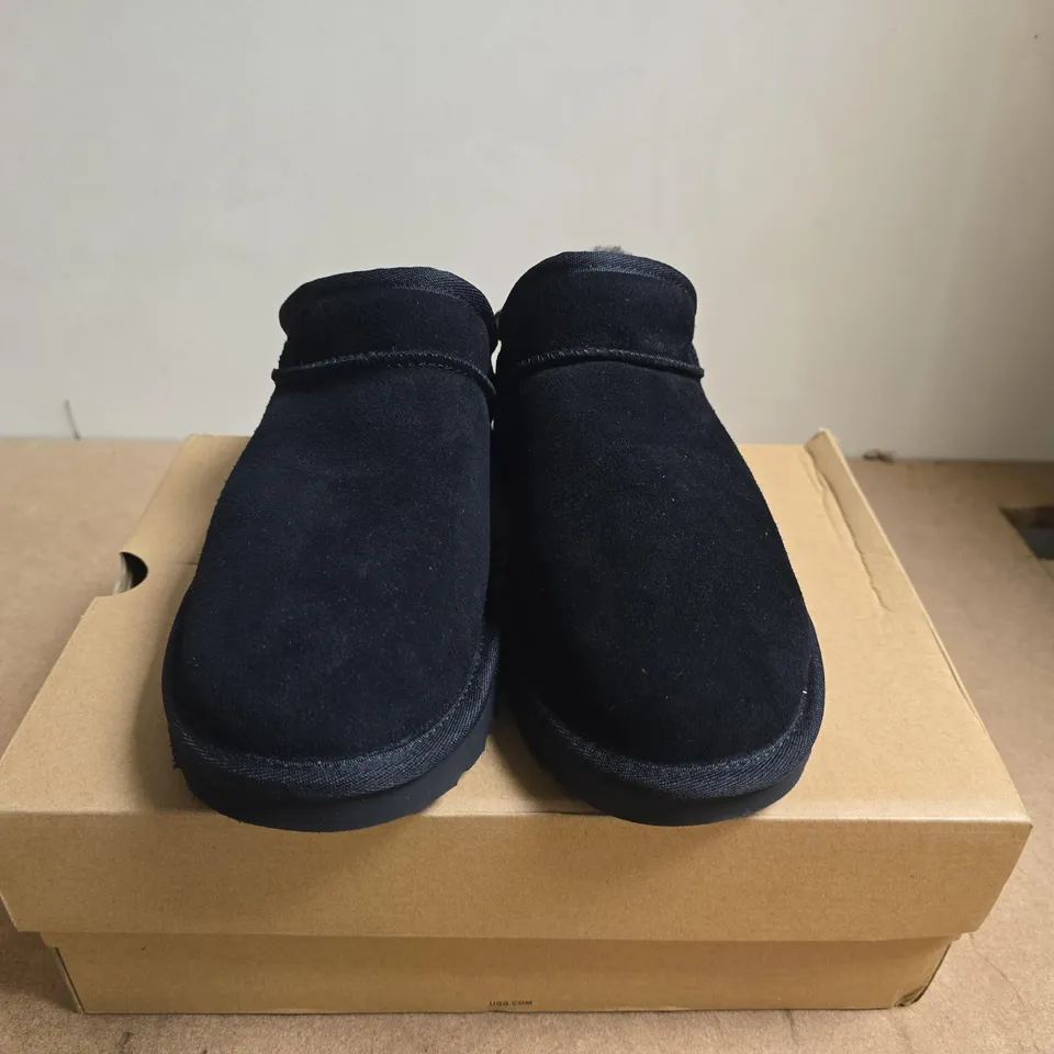 BOXED PAIR OF UGG WOMEN’S CLASSIC SLIPPER – BLACK, UK SIZE 7