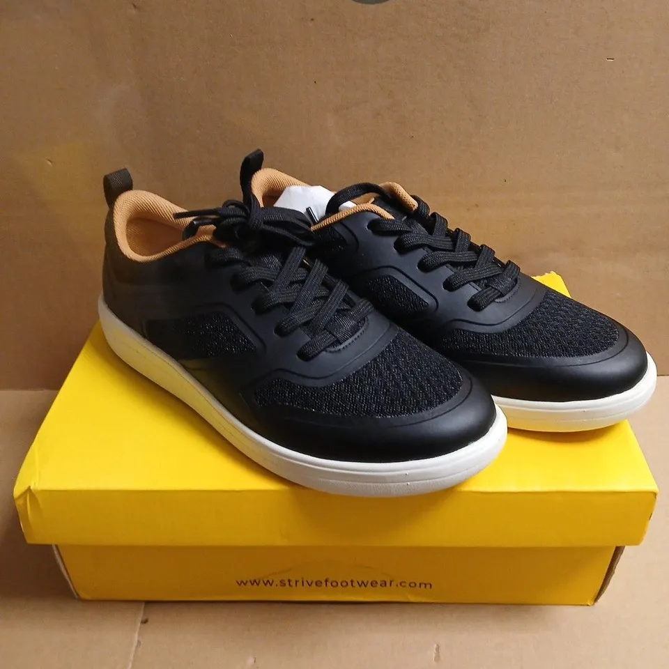 BOXED PAIR OF STRIVE DASH BLACK TRAINERS – UK 6 